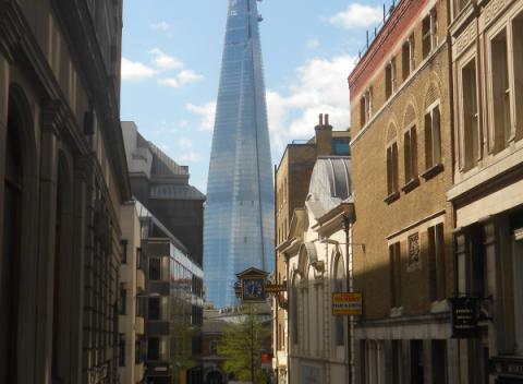 The Shard vanaf een straat in Londen